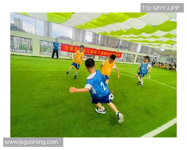 小孩在绿茵场上尽情踢足球的快乐瞬间与童年回忆